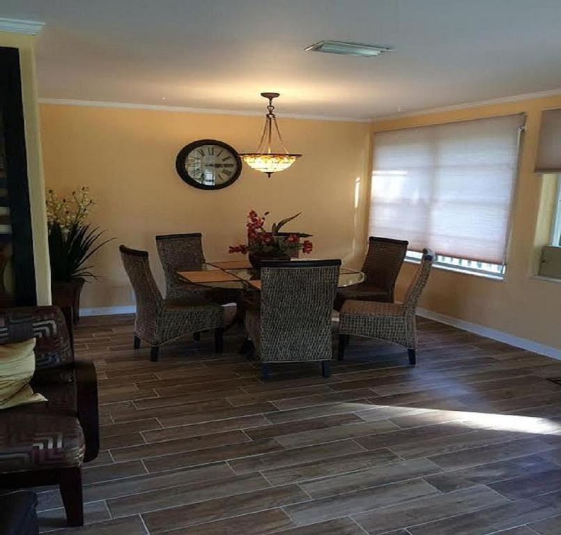 Spacious Beach House Unit,Beautifully Furnished 2 Bed 2Bath./2Min.Walk To Beach Clearwater Beach Buitenkant foto